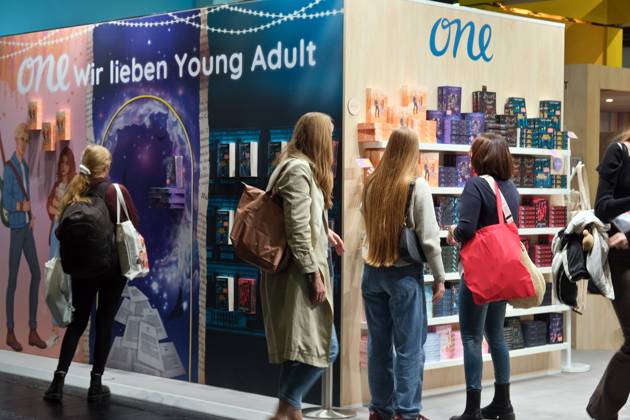 15.10.2025, Frankfurt am Main, DEU, Frankfurter Buchmesse. Blick in Halle 3. Unter dem Thema Young Adult viele bunte Buecher