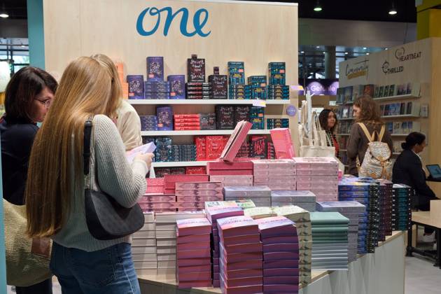 15.10.2025, Frankfurt am Main, DEU, Frankfurter Buchmesse. Blick in Halle 3. Unter dem Thema Young Adult viele bunte Buecher