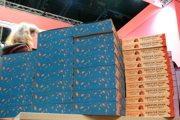15.10.2025, Frankfurt am Main, DEU, Frankfurter Buchmesse. Blick in Halle 3. Unter dem Thema Young Adult viele bunte Buecher