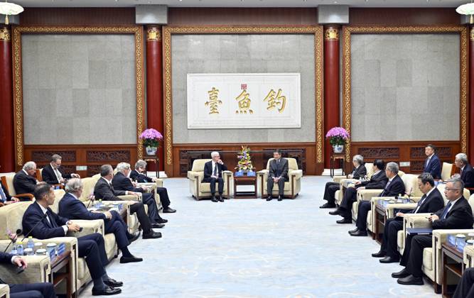 (251016) -- BEIJING, Oct. 16, 2025 -- Chinese Vice Premier He Lifeng, also a member of the Political Bureau of the Communist Party of China Central Committee, meets with representatives of the advisory board of the Tsinghua University School of Economics and Management (Tsinghua SEM) at the Diaoyutai State Guesthouse in Beijing, capital of China, Oct. 16, 2025. ) CHINA-BEIJING-HE LIFENG-TSINGHUA UNIVERSITY ADVISORS-MEETING (CN) YinxBogu