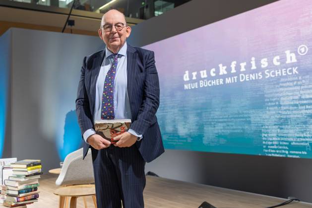 Buchmesse Frankfurt 2025 Denis Scheck stellt auf der Literaturbühne von ARD, ZDF und 3sat Neuerscheinungen vor. Buchmesse Frankfurt am 16. Oktober 2025., Frankfurt am Main Hessen Deutschland Messegelände