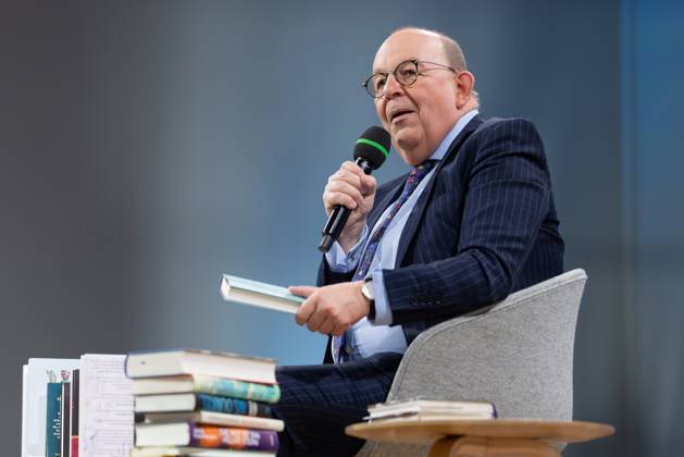 Buchmesse Frankfurt 2025 Denis Scheck stellt auf der Literaturbühne von ARD, ZDF und 3sat Neuerscheinungen vor. Buchmesse Frankfurt am 16. Oktober 2025., Frankfurt am Main Hessen Deutschland Messegelände
