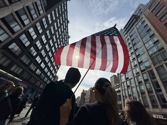 October 18, 2025, New York, New York, USA: Protesters march in the No Kings Protest against the Trump administration down Seventh Avenue in Chelsea on October 18, 2025 in New York. New York USA - ZUMAb148 20251018_zap_b148_002 Copyright: xBryanxSmithx