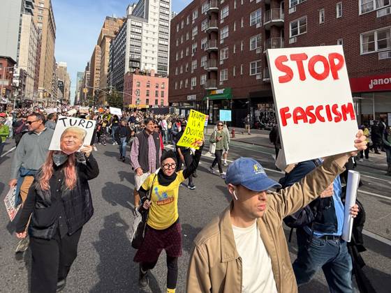 October 18, 2025, New York, New York, USA: Protesters march in the No Kings Protest against the Trump administration down Seventh Avenue in Chelsea on October 18, 2025 in New York. New York USA - ZUMAb148 20251018_zap_b148_005 Copyright: xBryanxSmithx