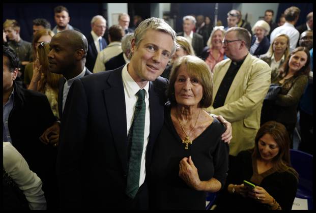 Image Licensed to Parsons Media. 03 05 2016. London, United Kingdom. Zac Goldsmith 24 Hour Campaign. The Conservative Party Mayoral Candidate Zac Goldsmith on his 24 hour Mayoral election campaign around London. Zac Goldsmith is joined by The Prime Minister David Camerona dn The London Mayor Boris Johnson at a rally in Richmond. Zac with his mother Lady Annabel Goldsmith  Copyright: xAndrewxParsonsx xParsonsxMediax PAR-3036-0020
