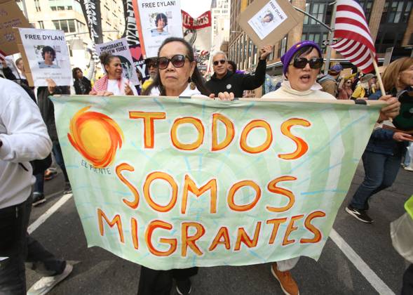 October 18, 2025, New York City, New York, USA: Women holds sign that says Todos Somos Migrantes in Spanish during the No Kings protest in New York City on Oct. 18, 2025. Tens of thousands of people hit New York City streets to protest Donald Trump, autocracy, ICE and immigrant deportations. More than 2,500 similar protests took place nationwide. New York City USA - ZUMAk45_ 20251018_zaf_k45_010 Copyright: xKristaxKennellx
