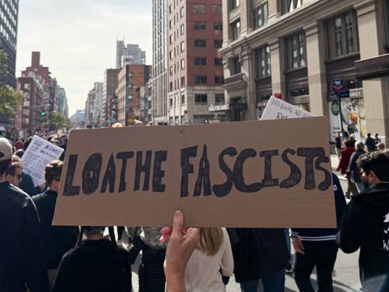 October 18, 2025, New York, New York, USA: Protesters march in the No Kings Protest against the Trump administration down Seventh Avenue in Chelsea on October 18, 2025 in New York. New York USA - ZUMAb148 20251018_zap_b148_003 Copyright: xBryanxSmithx
