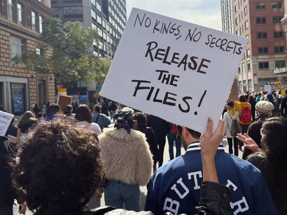 October 18, 2025, New York, New York, USA: Protesters march in the No Kings Protest against the Trump administration down Seventh Avenue in Chelsea on October 18, 2025 in New York. New York USA - ZUMAb148 20251018_zap_b148_004 Copyright: xBryanxSmithx