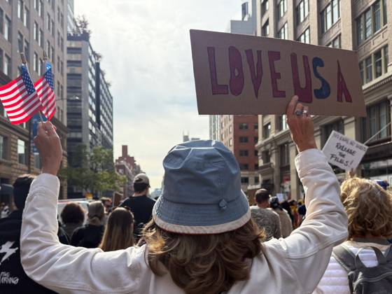 October 18, 2025, New York, New York, USA: Protesters march in the No Kings Protest against the Trump administration down Seventh Avenue in Chelsea on October 18, 2025 in New York. New York USA - ZUMAb148 20251018_zap_b148_006 Copyright: xBryanxSmithx