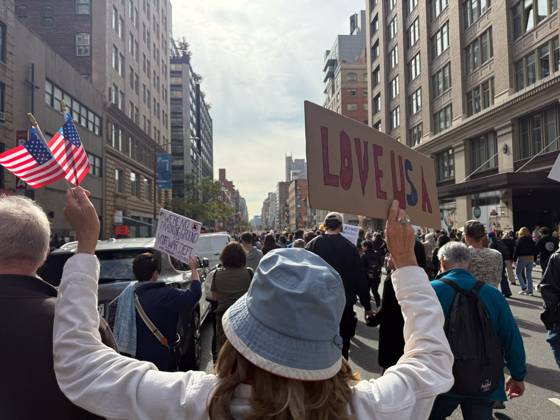 October 18, 2025, New York, New York, USA: Protesters march in the No Kings Protest against the Trump administration down Seventh Avenue in Chelsea on October 18, 2025 in New York. New York USA - ZUMAb148 20251018_zap_b148_008 Copyright: xBryanxSmithx