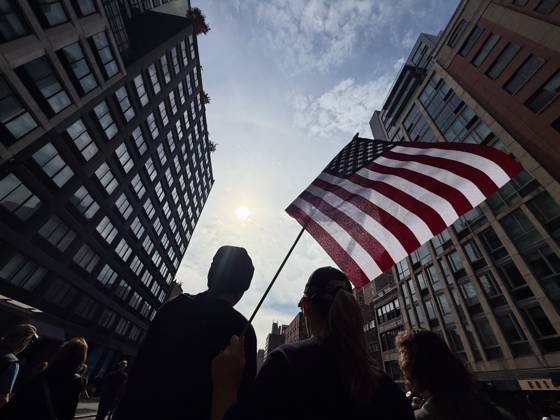 October 18, 2025, New York, New York, USA: Protesters march in the No Kings Protest against the Trump administration down Seventh Avenue in Chelsea. New York USA - ZUMAb148 20251018_zap_b148_001 Copyright: xBryanxSmithx
