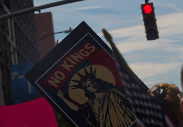 October 18, 2025, New York, New York, USA: Protester holds a Statue of Liberty No Kings sign along 7th Avenue protest route in opposition to measures Donald Trump has taken to install authoritarian style rule. New York USA - ZUMAl171 20251018_znp_l171_023 Copyright: xEdnaxLeshowitzx