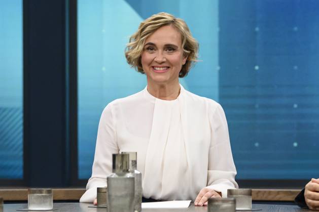 im Bild v.l.: Caren Miosga, GER, Berlin, Studio, zu Gast bei - Caren Miosga, Polittalk, TV, Format, mit Moderatorin, Das Erste, aus Adlershof - am Studio 20, Thema: Nahost und Ukraine: Wie wirksam ist die Methode Trump, 19.10.2025 Copyright: HMBxMedia UwexKoch