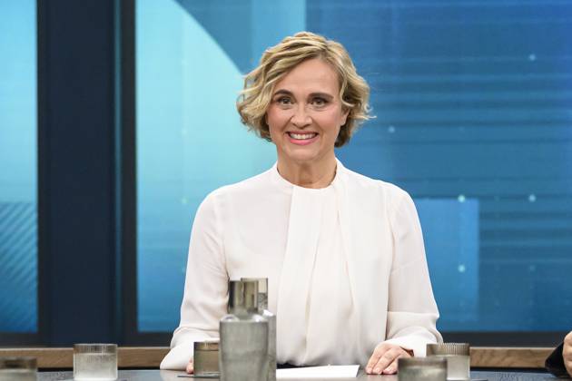 im Bild v.l.: Caren Miosga, GER, Berlin, Studio, zu Gast bei - Caren Miosga, Polittalk, TV, Format, mit Moderatorin, Das Erste, aus Adlershof - am Studio 20, Thema: Nahost und Ukraine: Wie wirksam ist die Methode Trump, 19.10.2025 Copyright: HMBxMedia UwexKoch