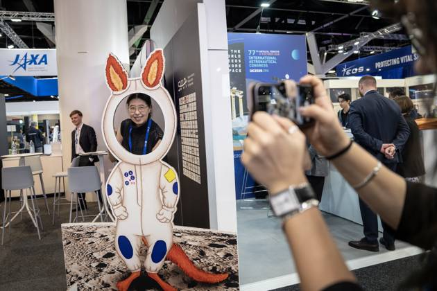 76th International Astronautical Congress in Sydney SYDNEY, AUSTRALIA - OCTOBER 2: People explore exhibitions in the foyer area and take part in space-themed interactive experiences during the Public Day event of the 76th International Astronautical Congress (IAC 2025) in Sydney, Australia on October 2, 2025. The congress concluded with a flag handover ceremony to Turkiye, which will host the 77th edition of the event next year. Organized under the theme Sustainable Space: Resilient Earth from September 29 to October 3, the congress brought together thousands of participants from the global space community. Ozge Elif Kizil Anadolu Sydney Australia. Editorial use only. Please get in touch for any other usage. Copyright: x2025xAnadoluxOzgexElifxKizilx