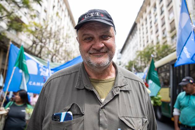 October 16, 2025, Buenos Aires, Buenos Aires, Argentina: Farmer from the Union of Land Workers poses for the camera during the march to Plaza de Mayo, fresh food becomes both protest and offering amid a production and consumption crisis. Buenos Aires Argentina - ZUMAp265 20251016_zip_p265_003 Copyright: xDelfinaxCorberaxPix
