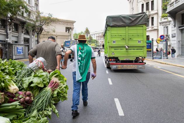 October 16, 2025, Buenos Aires, Buenos Aires, Argentina: Farmers march to Plaza de Mayo to distribute fresh food in protest against the production crisis and the collapse in consumption. Buenos Aires Argentina - ZUMAp265 20251016_zip_p265_005 Copyright: xDelfinaxCorberaxPix