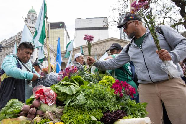 October 16, 2025, Buenos Aires, Buenos Aires, Argentina: Farmers Hand Out Flowers and Fresh Vegetables in Plaza de Mayo. A peaceful protest against the sectorÃ¢â‚¬â ¢s production and consumption crisis. Buenos Aires Argentina - ZUMAp265 20251016_zip_p265_006 Copyright: xDelfinaxCorberaxPix