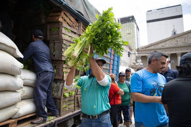 October 16, 2025, Buenos Aires, Buenos Aires, Argentina: Farmers discharge fresh vegetables from a truck. A gesture of protest in Plaza de Mayo against the sectorÃ¢â‚¬â ¢s deepening production and consumption crisis. Buenos Aires Argentina - ZUMAp265 20251016_zip_p265_007 Copyright: xDelfinaxCorberaxPix