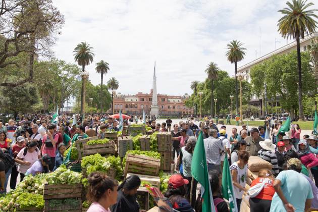 October 16, 2025, Buenos Aires, Buenos Aires, Argentina: Fresh Food Distributed in Plaza de Mayo. Farmers protest the sectorÃ¢â‚¬â ¢s production and consumption crisis with harvest in hand. Buenos Aires Argentina - ZUMAp265 20251016_zip_p265_008 Copyright: xDelfinaxCorberaxPix
