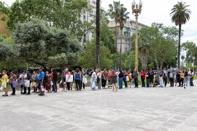 October 16, 2025, Buenos Aires, Buenos Aires, Argentina: Long Lines to Receive Food and Flowers at Plaza de Mayo. Farmers distribute fresh products for free, protesting the sectorâ€⠢s production and consumption crisis. Buenos Aires Argentina - ZUMAp265 20251016_zip_p265_010 Copyright: xDelfinaxCorberaxPix