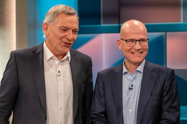 hart aber fair aus Köln am 20. Oktober 2025. Im Bild Jan van Aken, Parteivorsitzender Die Linke (links) neben dem CDU-Bundestagsabgeordneten Ralph Brinkhaus. Die Preise für Lebensmittel und Dienstleistungen sind in den vergangenen Jahren massiv angestiegen. Im Verbund mit dem exorbitanten Anstieg der Mietpreise stellt das für die Gering- und Mittelverdienenden Menschen ein existentielles Problem dar. Was kann die Politik dagegen tun? Köln Nordrhein-Westfalen Deutschland