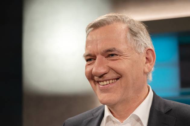 hart aber fair aus Köln am 20. Oktober 2025. Im Bild Jan van Aken, Parteivorsitzender Die Linke. Die Preise für Lebensmittel und Dienstleistungen sind in den vergangenen Jahren massiv angestiegen. Im Verbund mit dem exorbitanten Anstieg der Mietpreise stellt das für die Gering- und Mittelverdienenden Menschen ein existentielles Problem dar. Was kann die Politik dagegen tun? Köln Nordrhein-Westfalen Deutschland