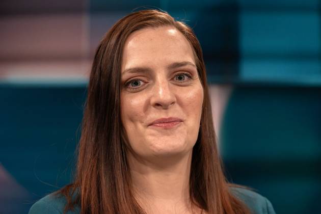 hart aber fair aus Köln am 20. Oktober 2025. Im Bild Jennifer Kuschel, alleinerziehende Mutter. Sie demonstriert auf Social Media, wie sie günstig kocht. Die Preise für Lebensmittel und Dienstleistungen sind in den vergangenen Jahren massiv angestiegen. Im Verbund mit dem exorbitanten Anstieg der Mietpreise stellt das für die Gering- und Mittelverdienenden Menschen ein existentielles Problem dar. Was kann die Politik dagegen tun? Köln Nordrhein-Westfalen Deutschland