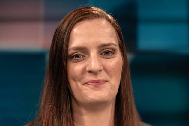 hart aber fair aus Köln am 20. Oktober 2025. Im Bild Jennifer Kuschel, alleinerziehende Mutter. Sie demonstriert auf Social Media, wie sie günstig kocht. Die Preise für Lebensmittel und Dienstleistungen sind in den vergangenen Jahren massiv angestiegen. Im Verbund mit dem exorbitanten Anstieg der Mietpreise stellt das für die Gering- und Mittelverdienenden Menschen ein existentielles Problem dar. Was kann die Politik dagegen tun? Köln Nordrhein-Westfalen Deutschland