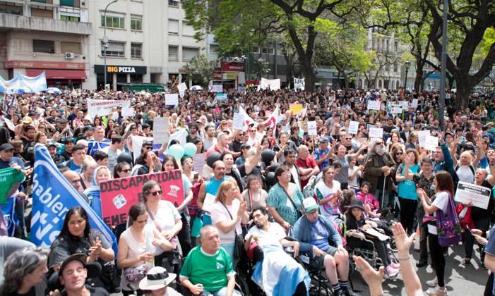 October 22, 2025, Buenos Aires, Buenos Aires, Argentina: Hundreds of people gathered this Wednesday in front of the National Congress in Buenos Aires to demand the implementation of the Disability Emergency Law, which was approved by the Congress after being vetoed by President Javier Milei, but the Executive branch never regulated. The massive march went to the National Ministry of Health to demand full implementation of the law. Ph. Buenos Aires Argentina - ZUMAa188 20251022_zip_a188_003 Copyright: xPaulaxAcunzox