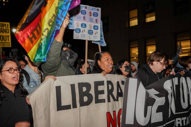 October 22, 2025, New York, New York, USA: Demonstrators march through downtown Manhattan during a protest against ICE following the Chinatown raid in New York City. New York USA - ZUMAa266 20251022_znp_a266_004 Copyright: xLirixAgamix