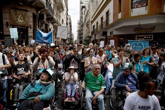 October 22, 2025, Buenos Aires, Buenos Aires, Argentina: The Disability collective is marching from the National Congress to the Ministry of Health, demanding that Milei s government comply with the Emergency Disability Law. Buenos Aires Argentina - ZUMAr233 20251022_zip_r233_009 Copyright: xMatiasxRosinganax