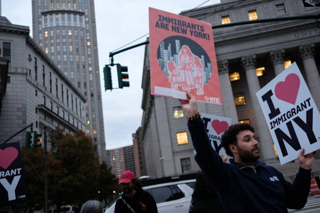 October 22, 2025, New York, New York, USA: A protester holds signs saying â€oeImmigrants are New York†and â€oeI Love Immigrant NY†during a demonstration at Foley Square, in New York, on Wednesday, Oct. 22, 2025. This response comes after more than 50 federal agents arrested immigrant vendors at Canal Street, lower Manhattan, on Tuesday. New York USA - ZUMAs368 20251022_zip_s368_017 Copyright: xMarcoxPostigoxStorelx