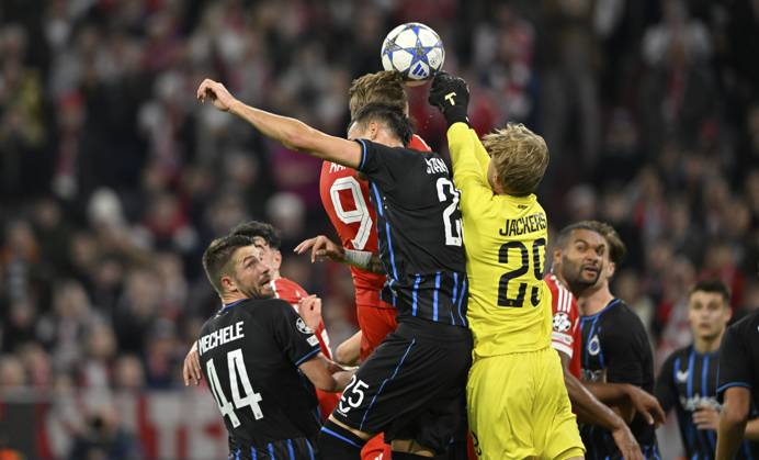 Strafraumszene, Torraumszene Kopfballduell Zweikampf Aktion Torwart Nordin Jackers Club Brugge FC Brügge (29) gegen Harry Kane FC Bayern München FCB (09) Aleksandar Stankovic Club Brugge FC Brügge (25) Brandon Mechele Club Brugge FC Brügge (44) Champions League, Allianz Arena, München, Bayern, Deutschland Penalty area scene, goal room scene header duel duel action goalkeeper Nordin Jackers Club Brugge FC Brugge FC Brugge (29) against Harry Kane FC Bayern Munich FCB (09) Aleksandar Stankovic Club Brugge FC Brugge FC Brugge (44) Champions League, Allianz Arena, Munich, Bayern, Germany Copyright: imageBROKER MichaelxWeber iblimw15447431