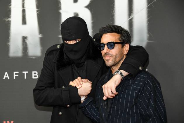 abb Haftbefehl- Aykut Anhan mit Sturmhaube und Elyas M Barek zu Gast auf dem roten Teppich des Special Screening Event dem Netflix Doku Highlight Babo Die Haftbefehl Story in der Astor Film Lounge am 24.10.2025in Berlin Berlin Deutschland