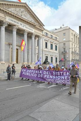 October 25, 2025, Madrid, Spain: Protesters hold a banner during a demonstration in defense of the Public Pension System, demanding decent public pensions. Madrid Spain - ZUMAs197 20251025_aaa_s197_136 Copyright: xAtilanoxGarciax