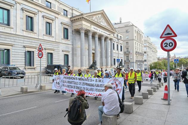 October 25, 2025, Madrid, Spain: Protesters hold a banner during a demonstration in defense of the Public Pension System, demanding decent public pensions. Madrid Spain - ZUMAs197 20251025_aaa_s197_141 Copyright: xAtilanoxGarciax