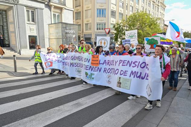 October 25, 2025, Madrid, Spain: Protesters hold a banner during a demonstration in defense of the Public Pension System, demanding decent public pensions. Madrid Spain - ZUMAs197 20251025_aaa_s197_147 Copyright: xAtilanoxGarciax