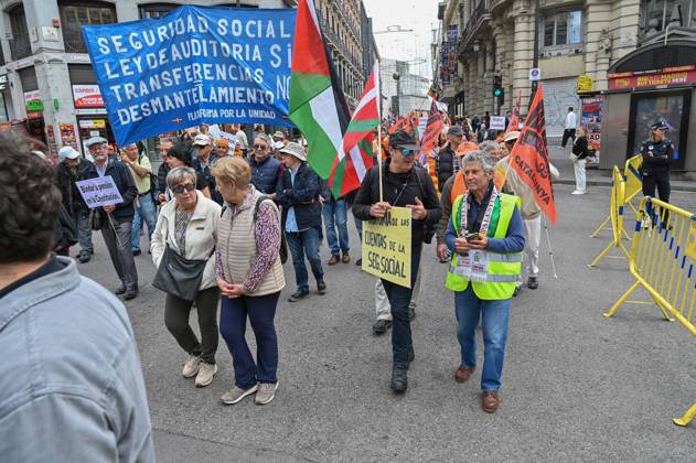 October 25, 2025, Madrid, Spain: Protesters hold a banner during a demonstration in defense of the Public Pension System, demanding decent public pensions. Madrid Spain - ZUMAs197 20251025_aaa_s197_154 Copyright: xAtilanoxGarciax