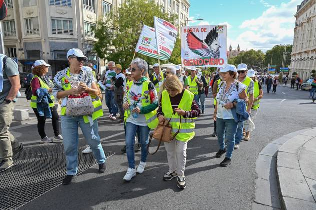 October 25, 2025, Madrid, Spain: Protesters hold a banner during a demonstration in defense of the Public Pension System, demanding decent public pensions. Madrid Spain - ZUMAs197 20251025_aaa_s197_155 Copyright: xAtilanoxGarciax