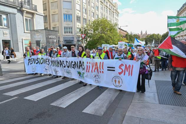October 25, 2025, Madrid, Spain: Protesters hold a banner during a demonstration in defense of the Public Pension System, demanding decent public pensions. Madrid Spain - ZUMAs197 20251025_aaa_s197_157 Copyright: xAtilanoxGarciax