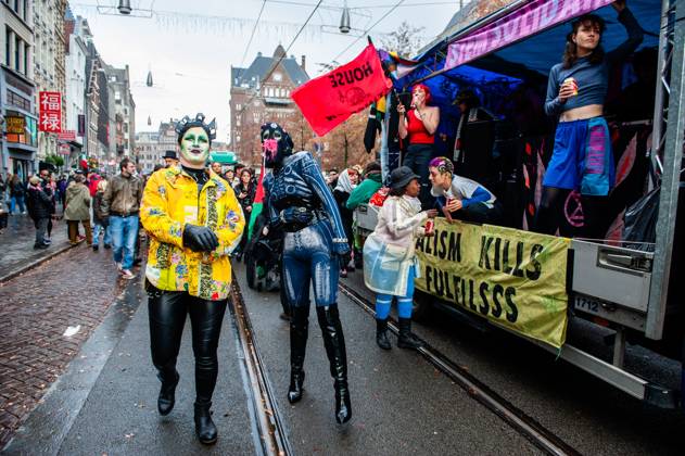 October 25, 2025, Amsterdam, North Holland, Netherlands: Drag queens are seen accompanying one of the music trucks. ADEV (Amsterdam Danst Ergens Voor), in English Amsterdam Dances For A Cause , organized for the 13th time its annual demonstration for squatting, free spaces, and affordable housing in the city. People danced, accompanied by large trucks and loud music systems, to reclaim more free spaces in the city. Amsterdam Netherlands - ZUMAs197 20251025_aaa_s197_442 Copyright: xAnaxFernandezx