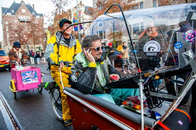 October 25, 2025, Amsterdam, North Holland, Netherlands: A DJ is playing music on a cargo bike. ADEV (Amsterdam Danst Ergens Voor), in English Amsterdam Dances For A Cause , organized for the 13th time its annual demonstration for squatting, free spaces, and affordable housing in the city. People danced, accompanied by large trucks and loud music systems, to reclaim more free spaces in the city. Amsterdam Netherlands - ZUMAs197 20251025_aaa_s197_445 Copyright: xAnaxFernandezx