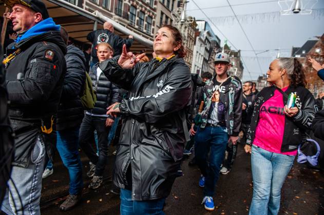 October 25, 2025, Amsterdam, North Holland, Netherlands: People are dancing hakken (a famous dance from the Dutch hardcore and gabber scene). ADEV (Amsterdam Danst Ergens Voor), in English Amsterdam Dances For A Cause , organized for the 13th time its annual demonstration for squatting, free spaces, and affordable housing in the city. People danced, accompanied by large trucks and loud music systems, to reclaim more free spaces in the city. Amsterdam Netherlands - ZUMAs197 20251025_aaa_s197_446 Copyright: xAnaxFernandezx