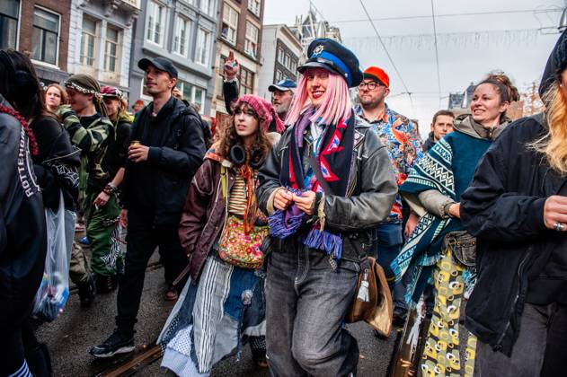 October 25, 2025, Amsterdam, North Holland, Netherlands: People in extravagant clothes are seen dancing behind the trucks. ADEV (Amsterdam Danst Ergens Voor), in English Amsterdam Dances For A Cause , organized for the 13th time its annual demonstration for squatting, free spaces, and affordable housing in the city. People danced, accompanied by large trucks and loud music systems, to reclaim more free spaces in the city. Amsterdam Netherlands - ZUMAs197 20251025_aaa_s197_447 Copyright: xAnaxFernandezx