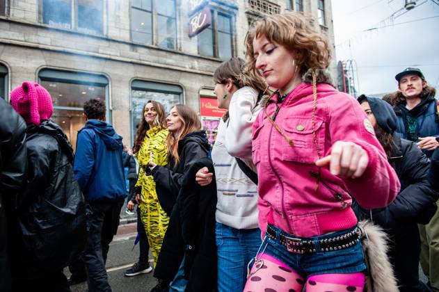 October 25, 2025, Amsterdam, North Holland, Netherlands: A woman in pink clothes is enjoying the music. ADEV (Amsterdam Danst Ergens Voor), in English Amsterdam Dances For A Cause , organized for the 13th time its annual demonstration for squatting, free spaces, and affordable housing in the city. People danced, accompanied by large trucks and loud music systems, to reclaim more free spaces in the city. Amsterdam Netherlands - ZUMAs197 20251025_aaa_s197_449 Copyright: xAnaxFernandezx