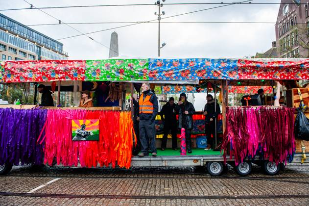October 25, 2025, Amsterdam, North Holland, Netherlands: A colorful truck is arriving at the starting point. ADEV (Amsterdam Danst Ergens Voor), in English Amsterdam Dances For A Cause , organized for the 13th time its annual demonstration for squatting, free spaces, and affordable housing in the city. People danced, accompanied by large trucks and loud music systems, to reclaim more free spaces in the city. Amsterdam Netherlands - ZUMAs197 20251025_aaa_s197_457 Copyright: xAnaxFernandezx