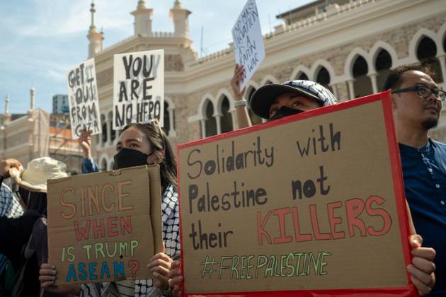 October 26, 2025, Kuala Lumpur, Malaysia: Protesters hold placards during a protest against US President Donald Trump s visit for the Association of Southeast Asian Nations (ASEAN) 47th ASEAN Summit in Kuala Lumpur. Kuala Lumpur Malaysia - ZUMAr146 20251026_zap_r146_003 Copyright: xAsyrafxRasidx