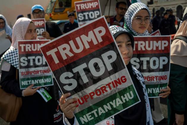 October 26, 2025, Kuala Lumpur, Malaysia: Protesters hold placards during a protest against US President Donald Trump s visit for the Association of Southeast Asian Nations (ASEAN) 47th ASEAN Summit in Kuala Lumpur. Kuala Lumpur Malaysia - ZUMAr146 20251026_zap_r146_006 Copyright: xAsyrafxRasidx