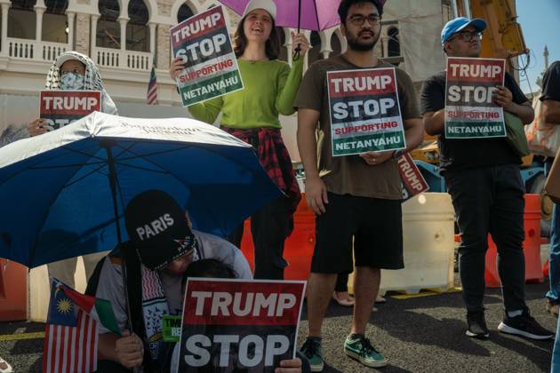 October 26, 2025, Kuala Lumpur, Malaysia: Protesters hold placards during a protest against US President Donald Trump s visit for the Association of Southeast Asian Nations (ASEAN) 47th ASEAN Summit in Kuala Lumpur. Kuala Lumpur Malaysia - ZUMAr146 20251026_zap_r146_007 Copyright: xAsyrafxRasidx